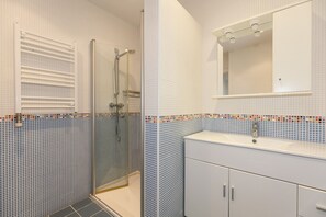 Shower, towels, toilet paper - UHC SOROLLA APARTMENTS (Salou)