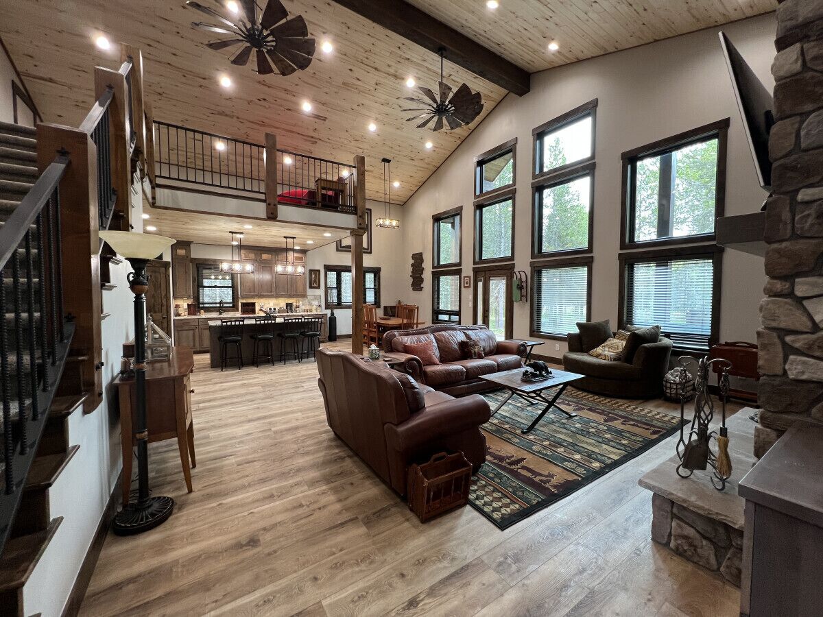 Smart TV, chimenea, reproductor de DVD, futbolito