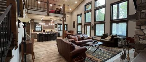 TV connectée, cheminée, lecteur de DVD, baby-foot