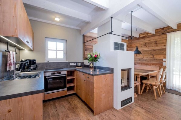 Réfrigérateur, un four, surface de cuisson, lave-vaisselle