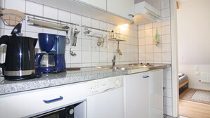 Wasserkocher mit Kaffee-/Teezubehör, Kühlschrank, Mikrowelle, Ofen