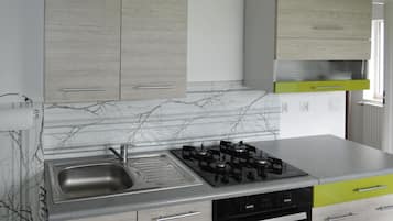 Frigorifero, microonde, forno, piano cottura