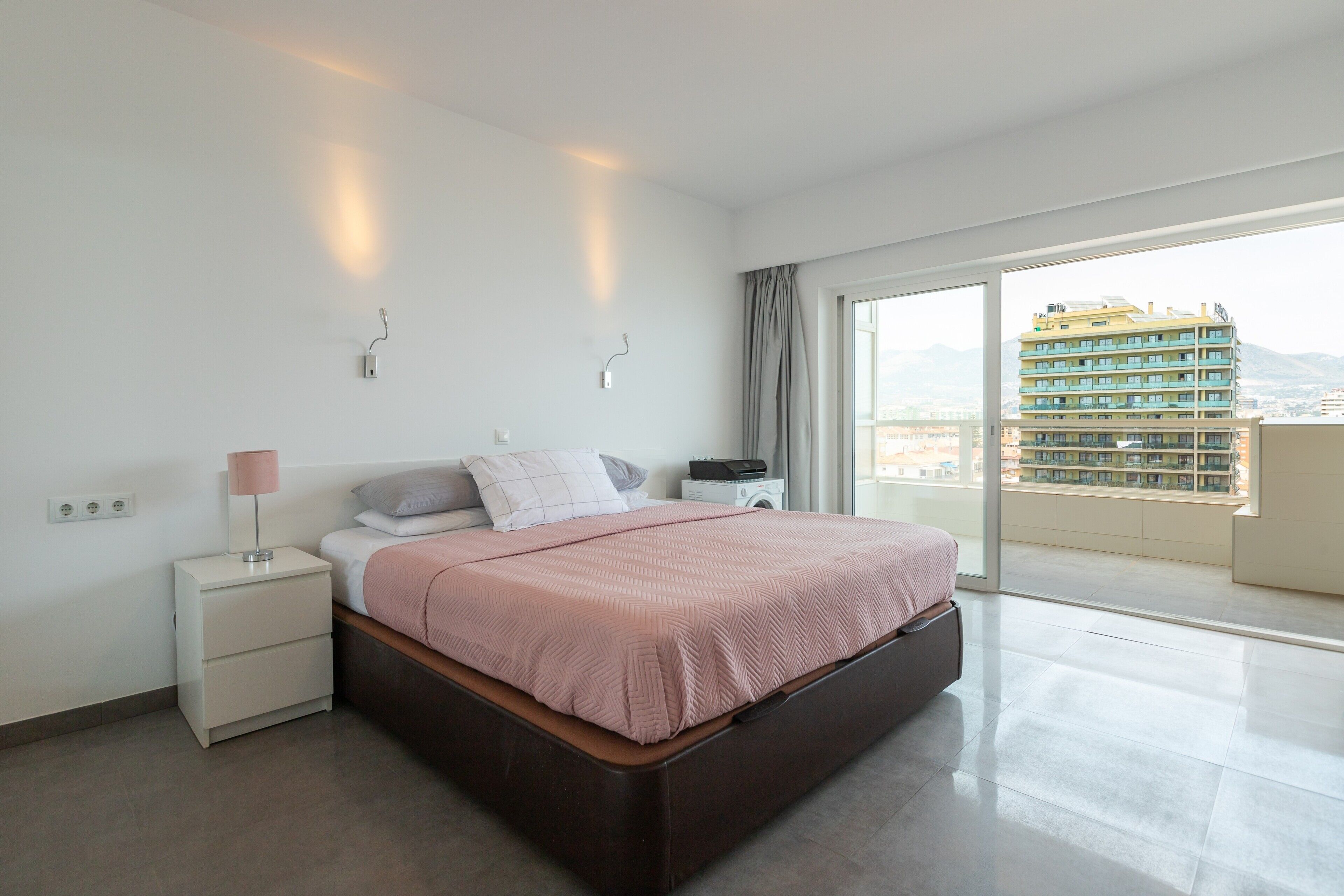 1 habitación, tabla de planchar con plancha, wifi gratis y ropa de cama 
