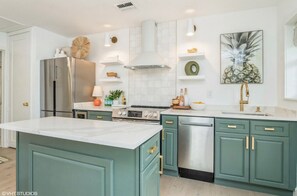 Kjøleskap, mikrobølgeovn, ovn og kokeplater