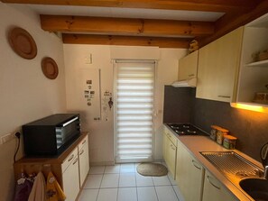 Mikrowelle, Geschirrspüler, Wasserkocher mit Kaffee-/Teezubehör