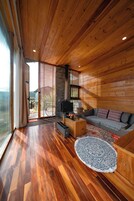 Escritorio, wifi gratis, decoración personalizada y muebles diferentes