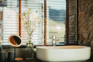 Shower, rainfall showerhead, designer toiletries, hair dryer - Shangri-La Dala Pasture Hotel (Deqin)