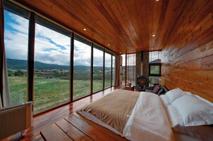 Decoración personalizada, muebles diferentes, escritorio y wifi gratis 