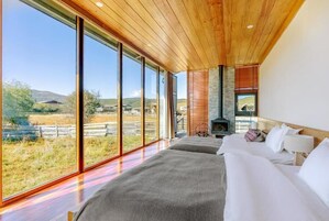 Decoración personalizada, muebles diferentes, escritorio y wifi gratis 