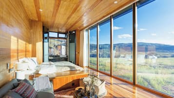 Decoración personalizada, muebles diferentes, escritorio y wifi gratis