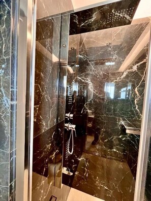 Toalhas de banho, papel higiênico