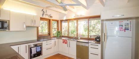 Réfrigérateur, four à micro-ondes, un four, surface de cuisson