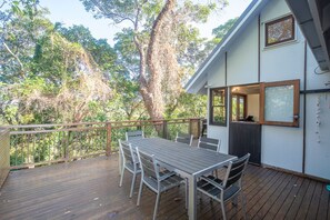 Outdoor dining - 20 Yarrong Rd is a very large house split over three levels (Point Lookout)