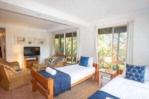 4 bedrooms, free WiFi, bed sheets - 20 Yarrong Rd is a very large house split over three levels (Point Lookout)