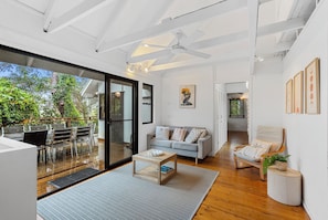 Unclassified image, 5 of 17, button - 20 Yarrong Rd - a very large house split over three levels (Point Lookout)