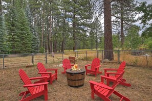 Property grounds - The Ginger Lodge By Destination Big Bear: Walking Distance to Meadow Park! Spa! Close to Snow Summit! Pool Table! (Big Bear Lake)