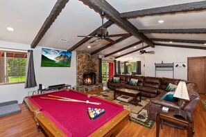 Games room - The Ginger Lodge By Destination Big Bear: Walking Distance to Meadow Park! Spa! Close to Snow Summit! Pool Table! (Big Bear Lake)