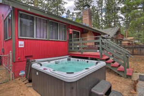 Outdoor spa tub - The Ginger Lodge By Destination Big Bear: Walking Distance to Meadow Park! Spa! Close to Snow Summit! Pool Table! (Big Bear Lake)