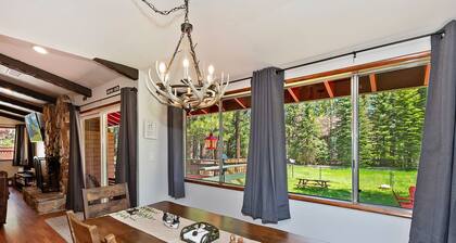 The Ginger Lodge By Destination Big Bear: Walking Distance to Meadow Park! Spa! Close to Snow Summit! Pool Table!