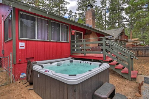 The Ginger Lodge By Destination Big Bear: Walking Distance to Meadow Park! Spa! Close to Snow Summit! Pool Table!