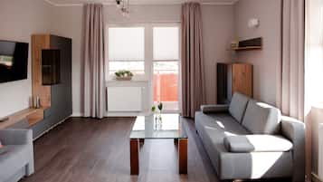 Escritorio, espacio para trabajar con laptop y wifi gratis