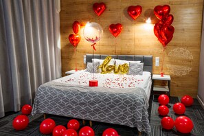 Desk, laptop workspace, free WiFi, bed sheets - Hotel 107 (Rumia)