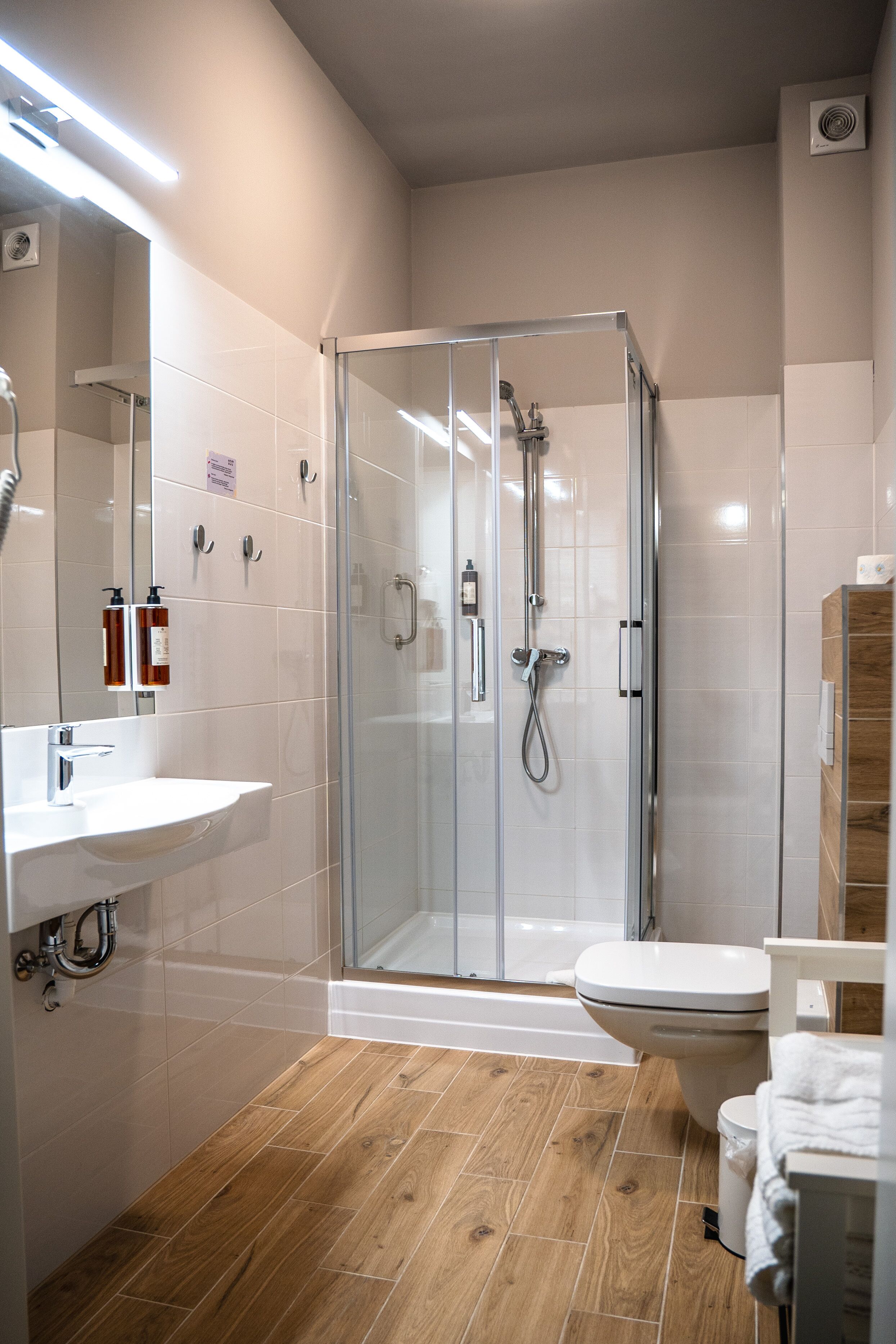 Dusche, Haartrockner, Handtücher, Seife