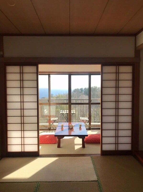 Interior - Masaya Villa waking up to the morning sun and birds singing / Ito Shizuoka (Ito)