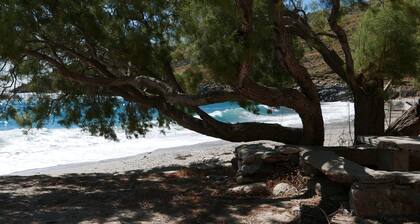Secret isolated stone house in Kea 2' away from the beach