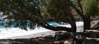 Secret isolated stone house in Kea 2' away from the beach
