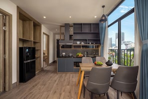 Two-Bedroom Apartment with Balcony | Utsikt från rummet