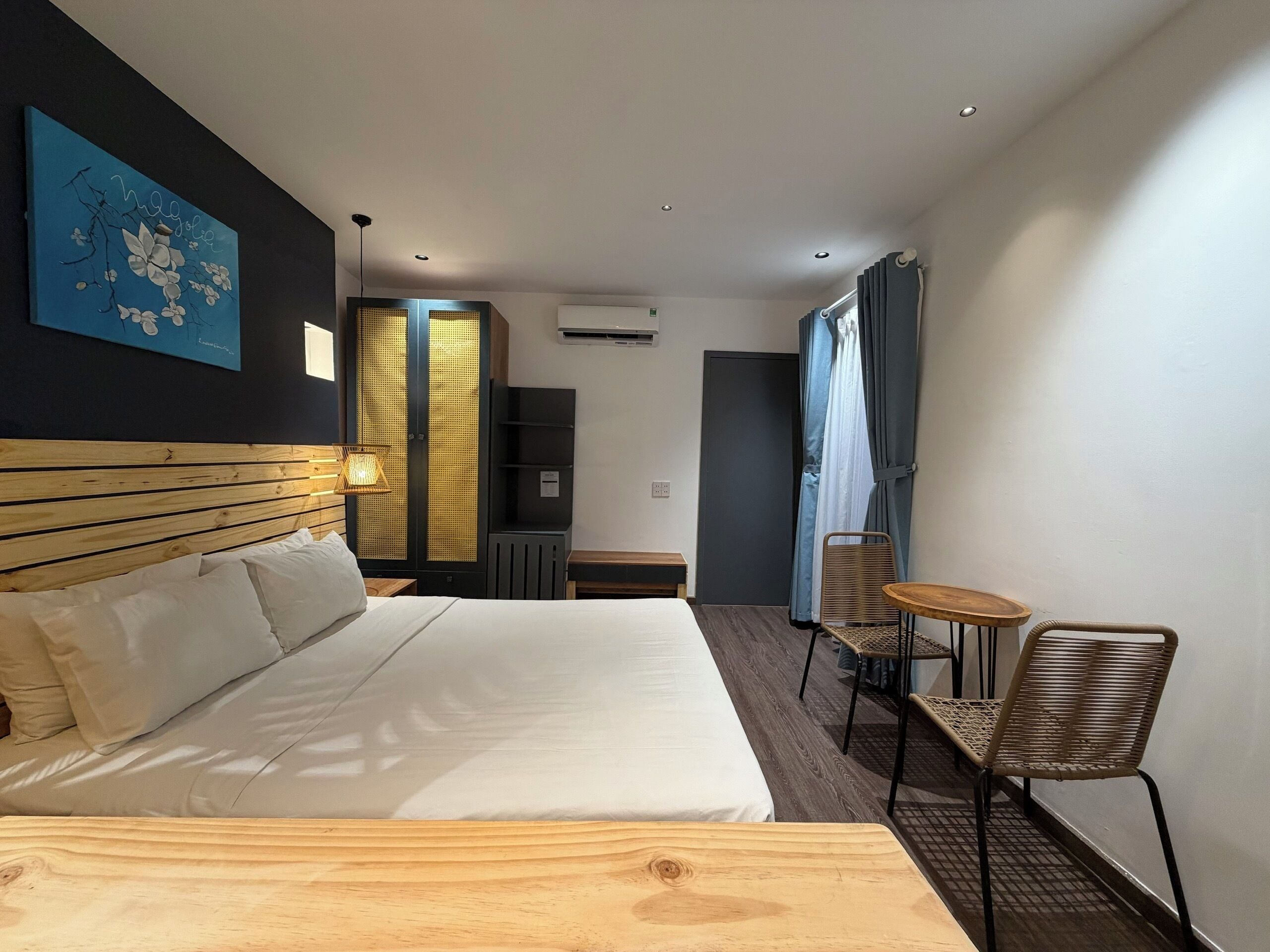 Superior One Bedroom Apartment with Balcony (Stairs Only) | Frigobar, cortinas blackout, Wi-Fi de cortesia, roupa de cama