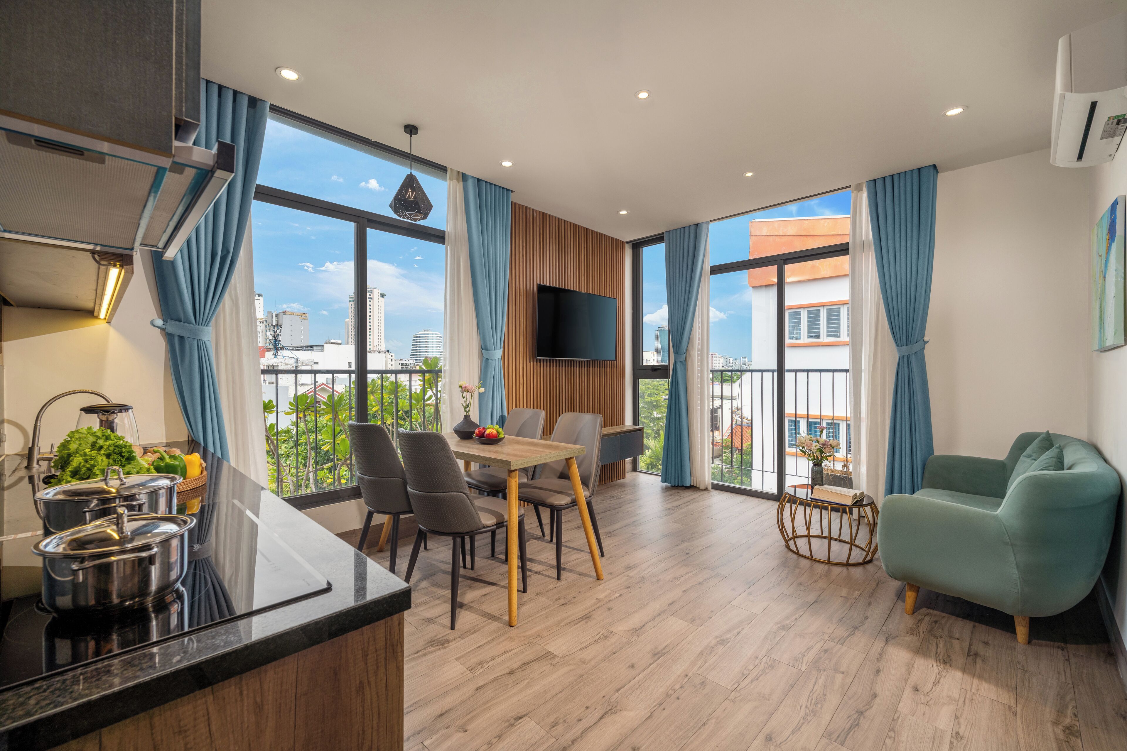 Una sala de estar moderna con comedor, ventanas grandes y vistas a la ciudad.