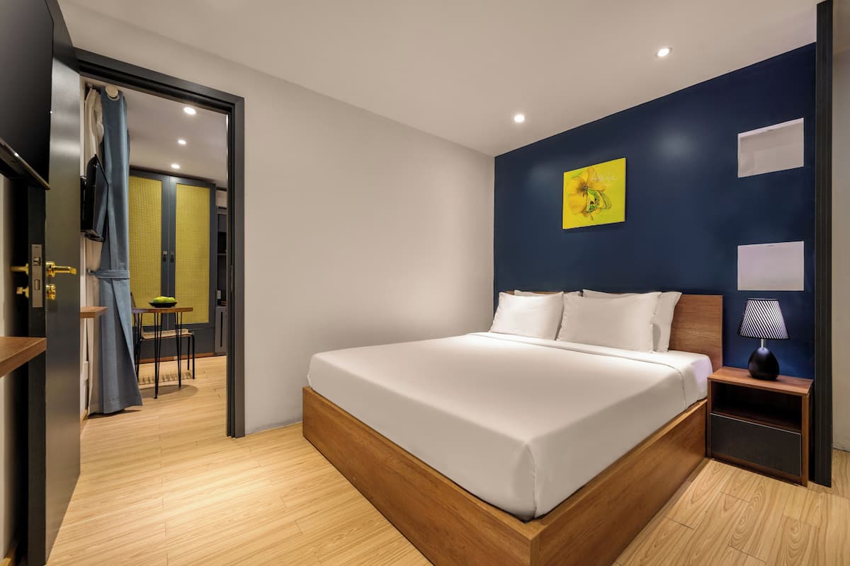 Deluxe King Room with Balcony | 1 bedroom, minibar, blackout drapes, free WiFi