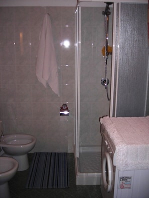 Dusche, Whirlpool, Bidet