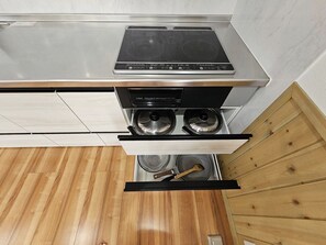 Køleskab, mikrobølgeovn, kogeplade, elkedel