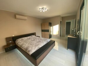 4 habitaciones, escritorio y tabla de planchar con plancha 