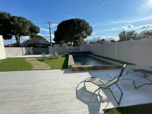 Una piscina techada, una piscina al aire libre