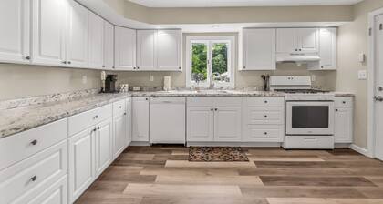 North Haven Charm – 3BD Yale Retreat