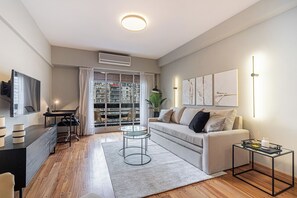 Een televisie en een kantoor