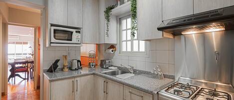 Frigorifero, microonde, forno, piano cottura