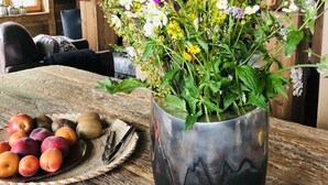 A rustic wooden interior with a table displaying a vase of flowers and a plate of fruit. - Superbe Chalet D'alpage Avec vue Spectaculaire - Samoens Morzine col Joux Plane (Verchaix)