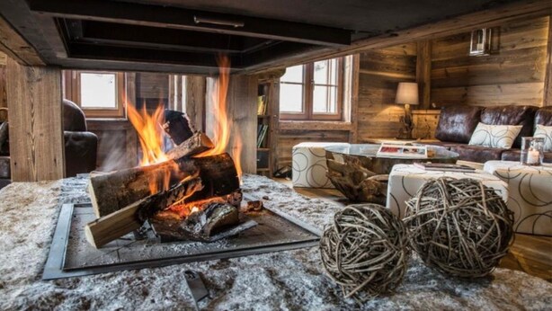 A cozy living room with a fireplace, a sofa, and a coffee table. - Superbe Chalet D'alpage Avec vue Spectaculaire - Samoens Morzine col Joux Plane (Verchaix)