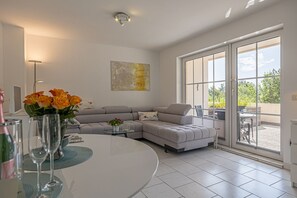 Fernseher, Bücher, Musikbibliothek