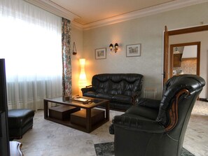 TV - Charming Rural Retreat: Modern Comfort in Historic Challet (Challet)