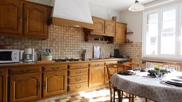 Een koelkast, een microgolfoven, een oven, een vaatwasser