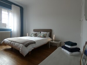 4 bedrooms, free WiFi, bed sheets - Charming Rural Retreat: Modern Comfort in Historic Challet (Challet)