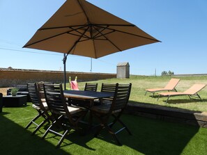 Outdoor dining - Charming Rural Retreat: Modern Comfort in Historic Challet (Challet)