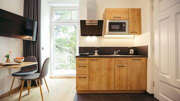 Réfrigérateur, micro-ondes, plaque de cuisson, lave-vaisselle