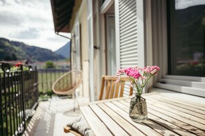 Terrace/patio - Holiday Apartment 'Freienfeldhof Golden' with Mountain View, Shared Garden and Wi-Fi (Lagundo)